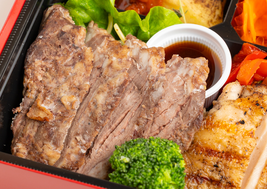 直火網焼牛ハラミステーキ&グリル・ド・チキンコラボ弁当