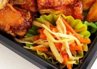 鶏のから揚げと長ネギの甘ポン酢和え弁当