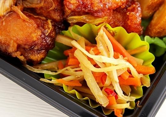 鶏のから揚げと長ネギの甘ポン酢和え弁当