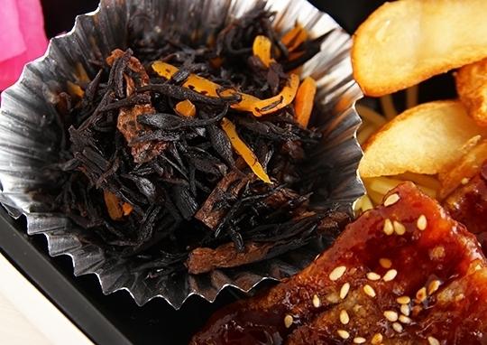 厚切豚肉の蒲焼き風ボリューム弁当