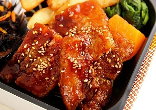 厚切豚肉の蒲焼き風ボリューム弁当