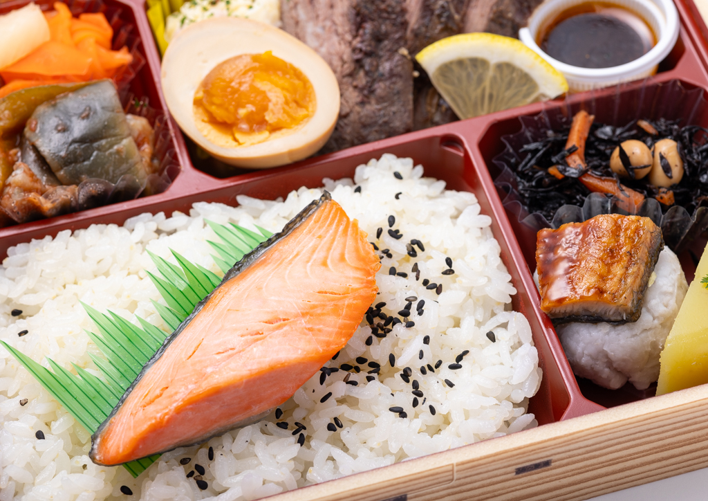 THE MAKUNOUCHI（幕ノ内弁当 直火網焼きハラミステーキ）