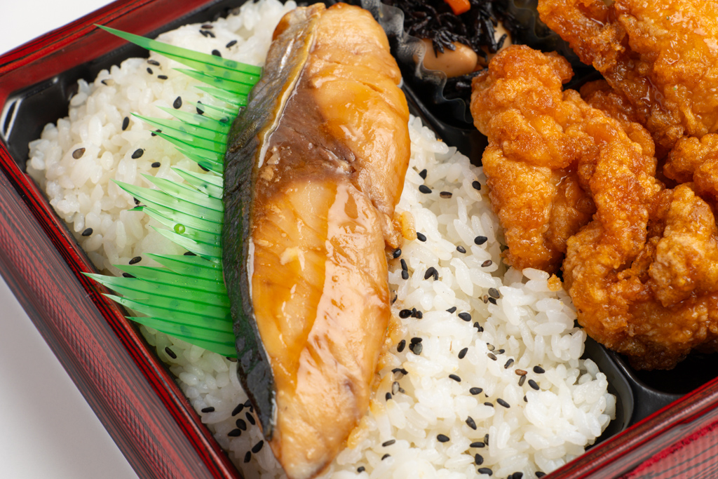 チキン南蛮タルタルソース＆ぶりの照り焼き 幕ノ内弁当
